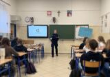 Policjantki rozmawiały z młodzieżą o przeciwdziałaniu handlowi ludźmi.