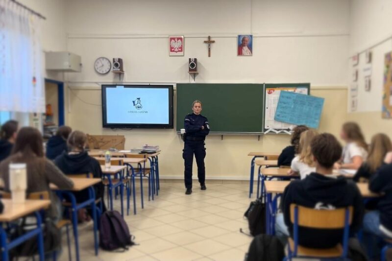 Policjantki rozmawiały z młodzieżą o przeciwdziałaniu handlowi ludźmi.