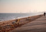 Nadmorska promenada jesienią z widokiem na zatokę i port w Gdyni