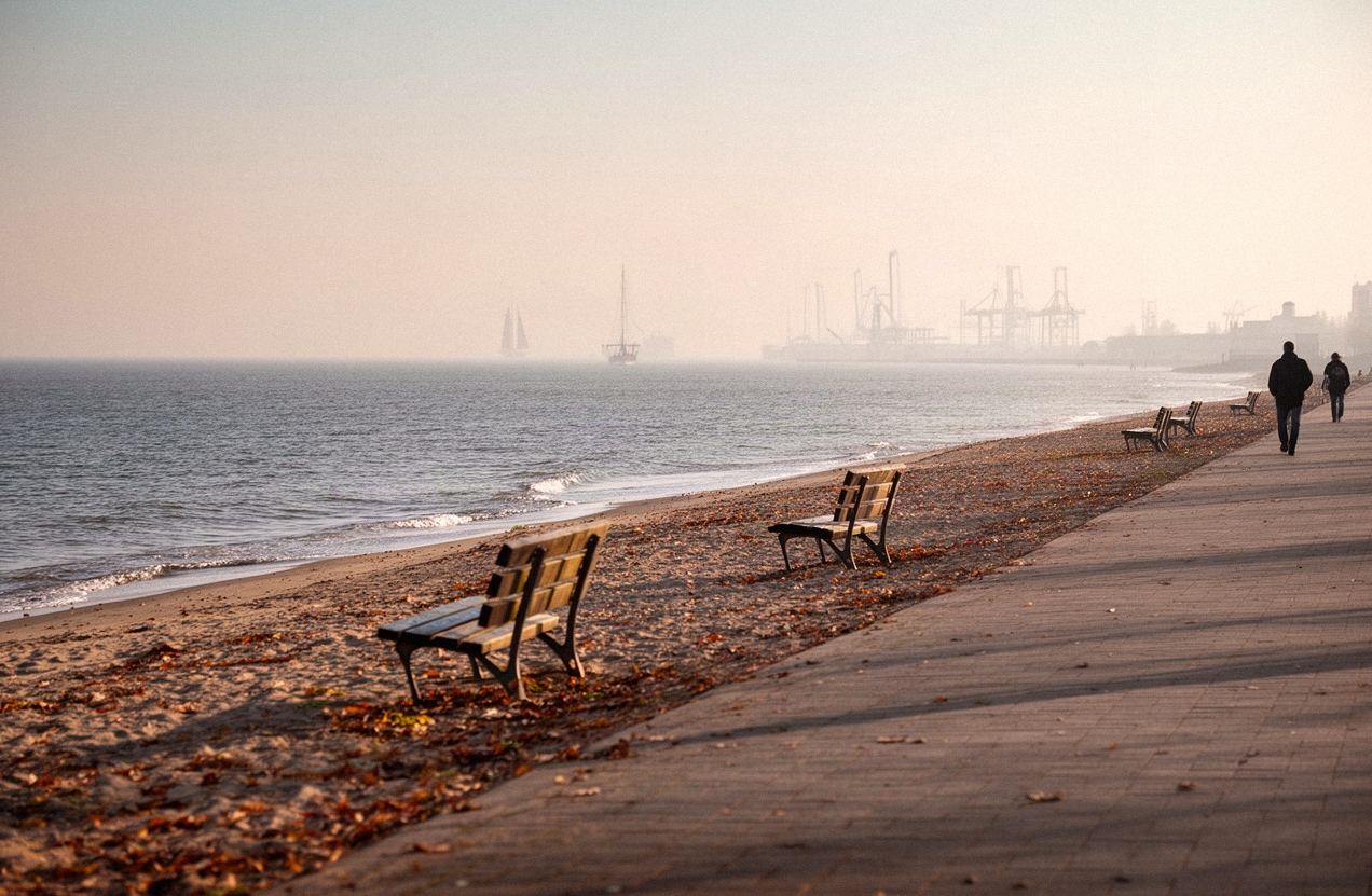 Nadmorska promenada jesienią z widokiem na zatokę i port w Gdyni