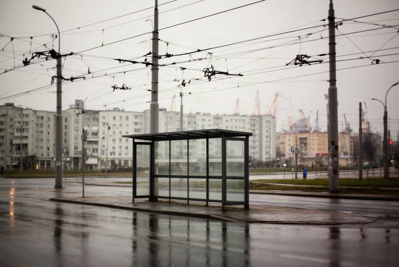 Wiata przystanku pod siecią trakcyjną trolejbusów w nadmorskim mieście po deszczu