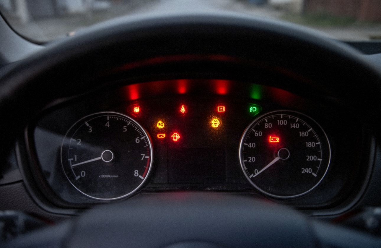 Podświetlone kontrolki ostrzegawcze na desce rozdzielczej samochodu po włączeniu zapłonu